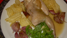 Perdreaux rôtis sur canapé, ail en chemise