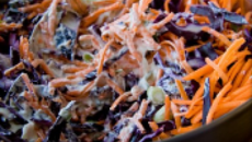 Salade de coleslaw au chou rouge et aux carottes
