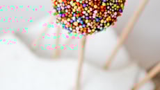 Cake pops chocolat noir multicolors