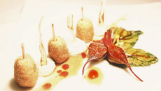 Cromesquis de cailles, jus réduit tomaté, mousseline et chips de panais.