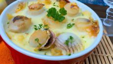 Cassolette de Saint-Jacques marinées au champagne