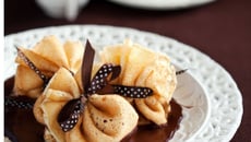 Petites aumônières de crêpes aux poires sauce chocolat