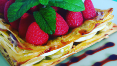 Mille Feuilles aux poires de Groslay miélées, coulis de framboises et menthe de Milly