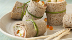 Crêpes au saumon fumé, à la pomme et au concombre