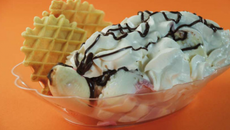 Banana split : chocolat, banane et boule de glace