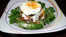 Œuf mollet, saumon fumée sur lit de pommes de terres croustillantes