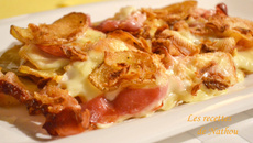 Gratin de pommes de terre rissolées au lard, fromage à raclette et oignons frits