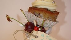 Cupcakes aux éclats de dragées et cerises, ganache ivoire