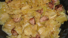 Chou vert braisé aux saucisses de Toulouse