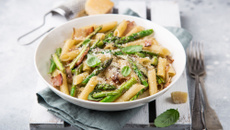 Penne aux asperges, bacon et Parmesan