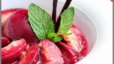 Salade fraîche de pêches de vigne à la vanille et à l'huile d'olive