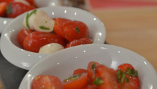 Salade de tomates, fraises et mozzarella