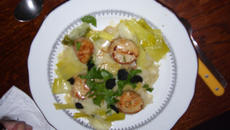 Noix de Saint Jacques de la baie de St Brieuc en Bretagne sur fondue de poire