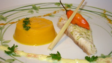 Filets de daurade gingembre citronnelle, purée de patate douce au curcuma, sauce coco curry
