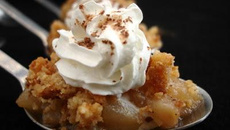 Poires en crumble de noisettes et chantilly au cacao