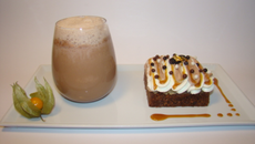 Tartelette gourmande aux deux chocolats, noisette, poire et fève tonka "façon italienne", accompagnée d'un  chocolat chaud mousseux au caramel fleur de sel cacao
