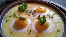 Velouté à l'ail, œufs pochés