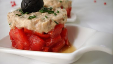 Tomates et mousse de thon citronnée