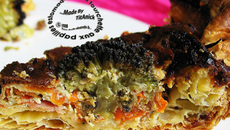 Quiche aux brocolis, carottes, oignons et roquefort
