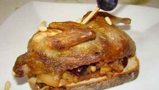Caille au porto sur toast au chutney de pomme raisin et pignons de pin
