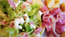 Salade de Champerloises aux pommes et jambon de pays