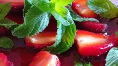 Fraises au vinaigre balsamique parfumées à la menthe