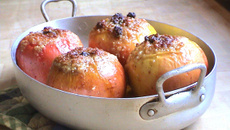 Pommes au four, aux fruits secs et à l'orange