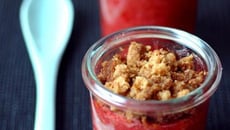 Crumble pommes, fraises, rhubarbe aux speculoos