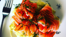 Saumon aux agrumes et aneth sur lit de tagliatelles