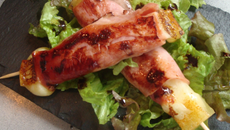 Brochettes de vieux comté, jambon fumé et réduction légèrement sucrée