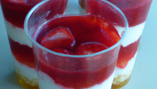 Verrines marbrées aux fraises