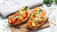 Bruschetta aux poivrons grillés, fromage de brebis et pignons de pin