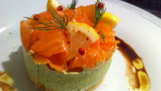 Mousse d'avocat et lanières de saumon fumé
