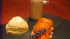 Abricots rôtis sur un lit de shortbread, glace à la lavande et lait d'amande