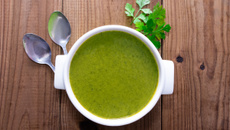 Bouillon de légumes avec fanes de radis