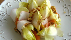 Salade d'endive aux noix et au saumon fumé