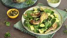 Salade d'artichauts poivrade à l'avocat et pousses d'épinard
