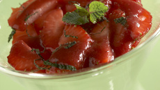 Tartare de fraise à la menthe sur lit de Mon dessert de fraises