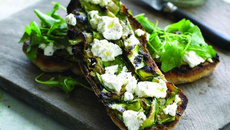 Ciabatta à la bûchette de chèvre et pesto de noix