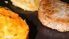 Noisettes de chevreuil, tarte tatin de poire et purée de potimarron façon tartiflette