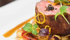 L'agneau, carré cuit au sautoir, cocos de Paimpol vinaigrés, piquillos et jus au thym