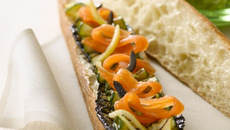 Tartine de saumon fumé aux légumes marinés / grillés, olives et citron confit