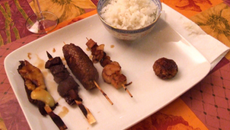 Repas japonais : soupe miso, crudités, brochettes et riz blanc, fruits exotiques