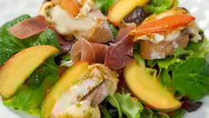 Tartines de camembert le Rustique pané au spéculoos, pommes poêlées, jambon cru et salade