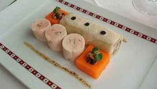 Blanc de volaille de Bresse poché, cannelloni de crête et rognon de coq