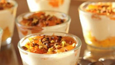 Tiramisu aux kakis, à la mangue et ses éclats de pistaches torréfiées