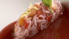 Quenelle de riz avec Mon dessert de fraises Andros, infusion aux dattes et gingembre