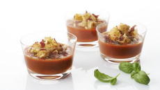 Gaspacho poivrons confits-tomates, ravioles à poêler au chèvre et crispy de coppa