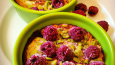 Petits gratins pistaches-framboises