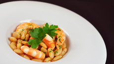 Salade de haricots blancs aux herbes, crevettes et vinaigrette au Ketchup